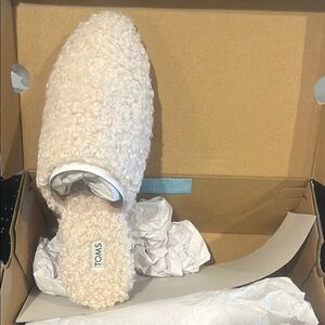 TOMS Cream Fuzzy Slippers size 6.5 brand new in box